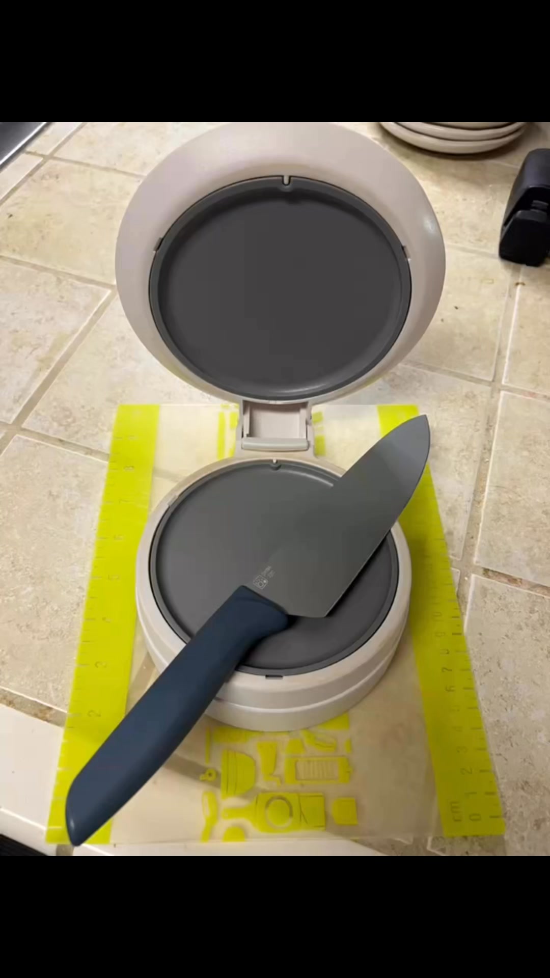 Close & Cut 🔪💨
This little tool is one of those “why didn’t I own this sooner?” gadgets.
The Close & Cut helps you safely slice grapes, bagels, sandwiches, chicken breasts, and more in seconds. One of my favorite hacks is using it to butterfly chicken breasts so they cook faster and stretch further for multiple meals.
Because honestly? Faster cooking + bigger portions = happy busy families.
And yes… fewer drive-thru emergencies. 🙌 #howipamperedchef  #prepping  #HomeCooking  #easypeasy