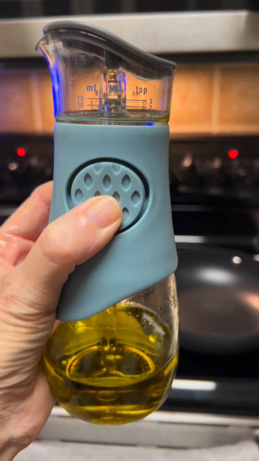 ✨ POUR, MEASURE & DRIZZLE LIKE A KITCHEN BOSS ✨
Ever start making a salad or recipe and think… “Seriously? I have to dirty ANOTHER measuring spoon?” 😵‍💫🥄
Not anymore, sunshine. ☀️
This sleek little dispenser lets you measure and pour the exact amount of oil or vinegar you need — all in one easy step. Just press the button, fill the built-in measuring cup to your desired teaspoons or milliliters, and pour away like the kitchen rockstar you are. 💃🍋🥗
✔️ Perfect for salads, marinades, roasting veggies, and more
✔️ No extra measuring spoons to wash 🙌
✔️ Glass bottle won’t stain or hold funky odors
✔️ Easily swap between flavored oils and vinegars
✔️ Pretty enough to leave sitting right on your counter or table ✨
Functional AND fabulous? Yes please. 😍
Who else loves kitchen tools that make cooking easier and make you feel a little fancy at the same time? 👩🏻‍🍳💕 #howipamperedchef  #easypeasy #howcoolisthat
