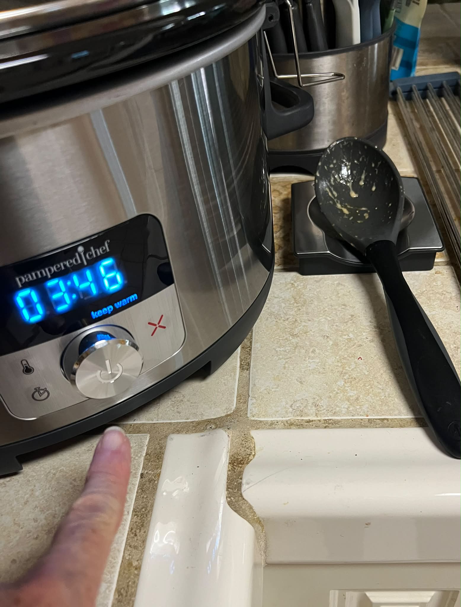 There was a time when “I don’t feel like cooking” meant one thing for me…

🚗 Drive-thru.

Now one of my favorite tricks is tossing dinner into the slow cooker and letting it do the work while I go about my day.

Coming home to dinner already cooked feels a little like someone made dinner for me.

Except that someone was morning Robin. 😂👏