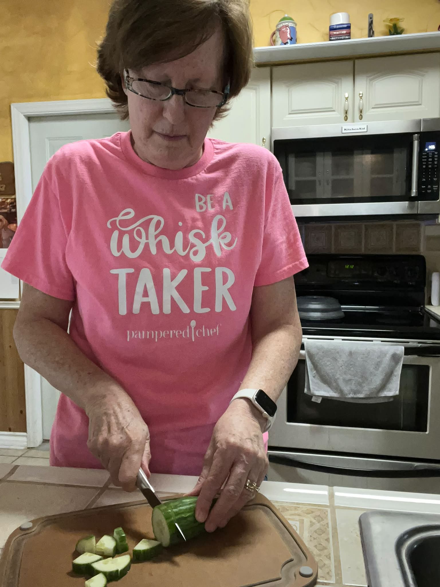 You finally decide you’re going to cook dinner.

You pull out the veggies.
Grab the cutting board.
Then grab a dull little knife that makes chopping an onion feel like an Olympic event. 😑

THIS is why kitchen tools matter.

The right knive gives you more options for all those everyday prep jobs—because getting dinner on the table is enough work already.

Your knife does NOT need to be adding drama. 😂

So tell me—what’s the ONE kitchen task your current knives make way harder than it needs to be?